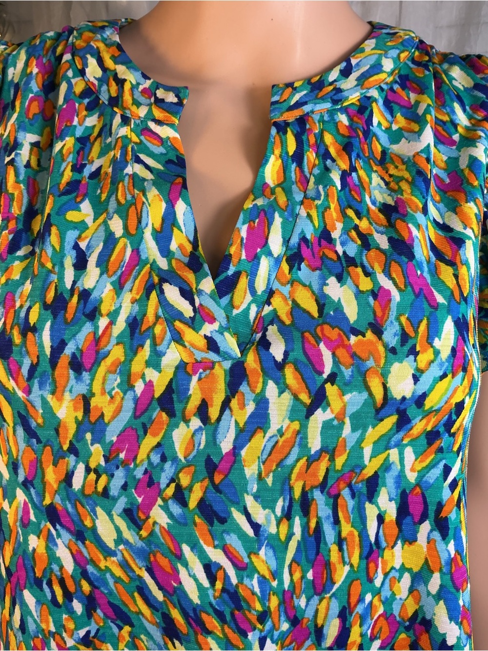 Dear Scarlett Women’s Multicolor Flutter Sleeve V-Notch Top - Picture 2 of 9